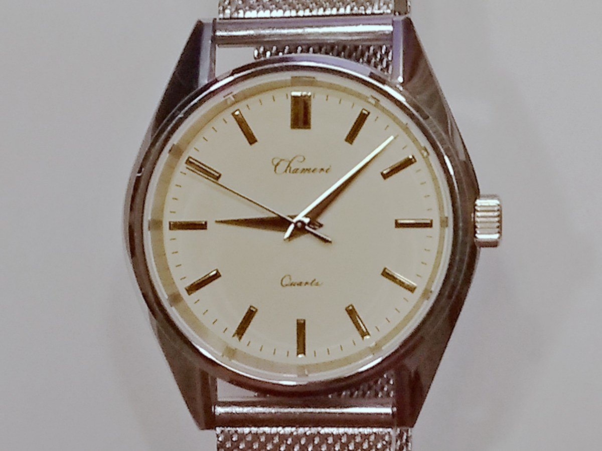 Cream-dial quartz watch with a silver mesh strap